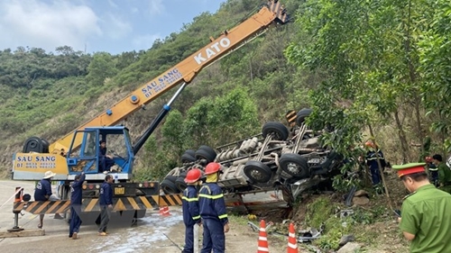 Phú Yên: Lật xe tải chở dưa, ít nhất ba người tử vong, nhiều người bị thương